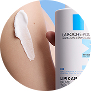 Aplikacja balsamu Lipikar na skórę ramienia